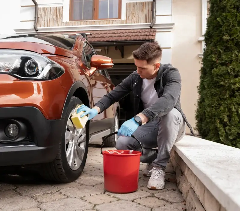 Lavage auto à domicile Bélaye : professionnel intervenant sur un véhicule